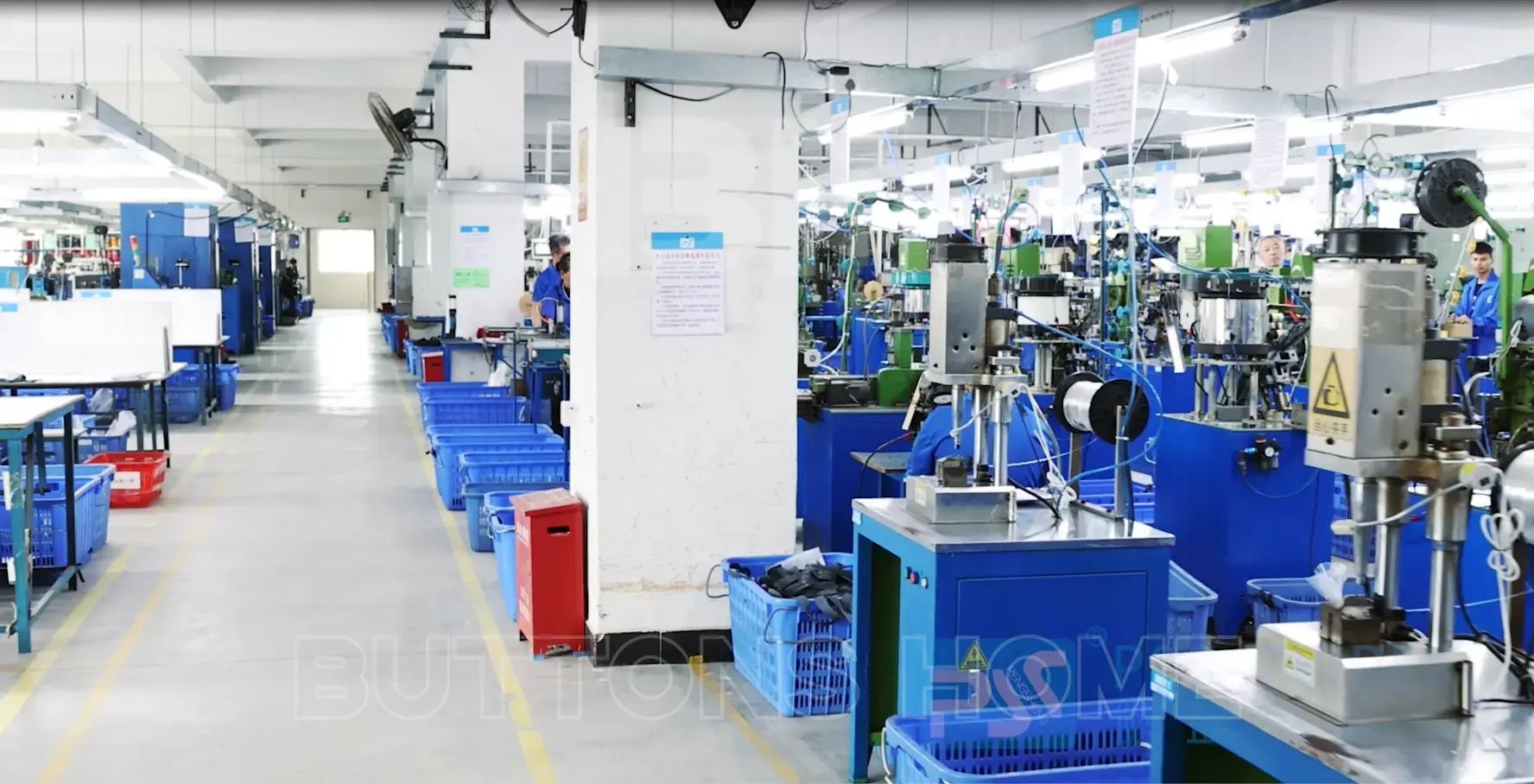 Fileiras de máquinas na oficina de produção de zíperes