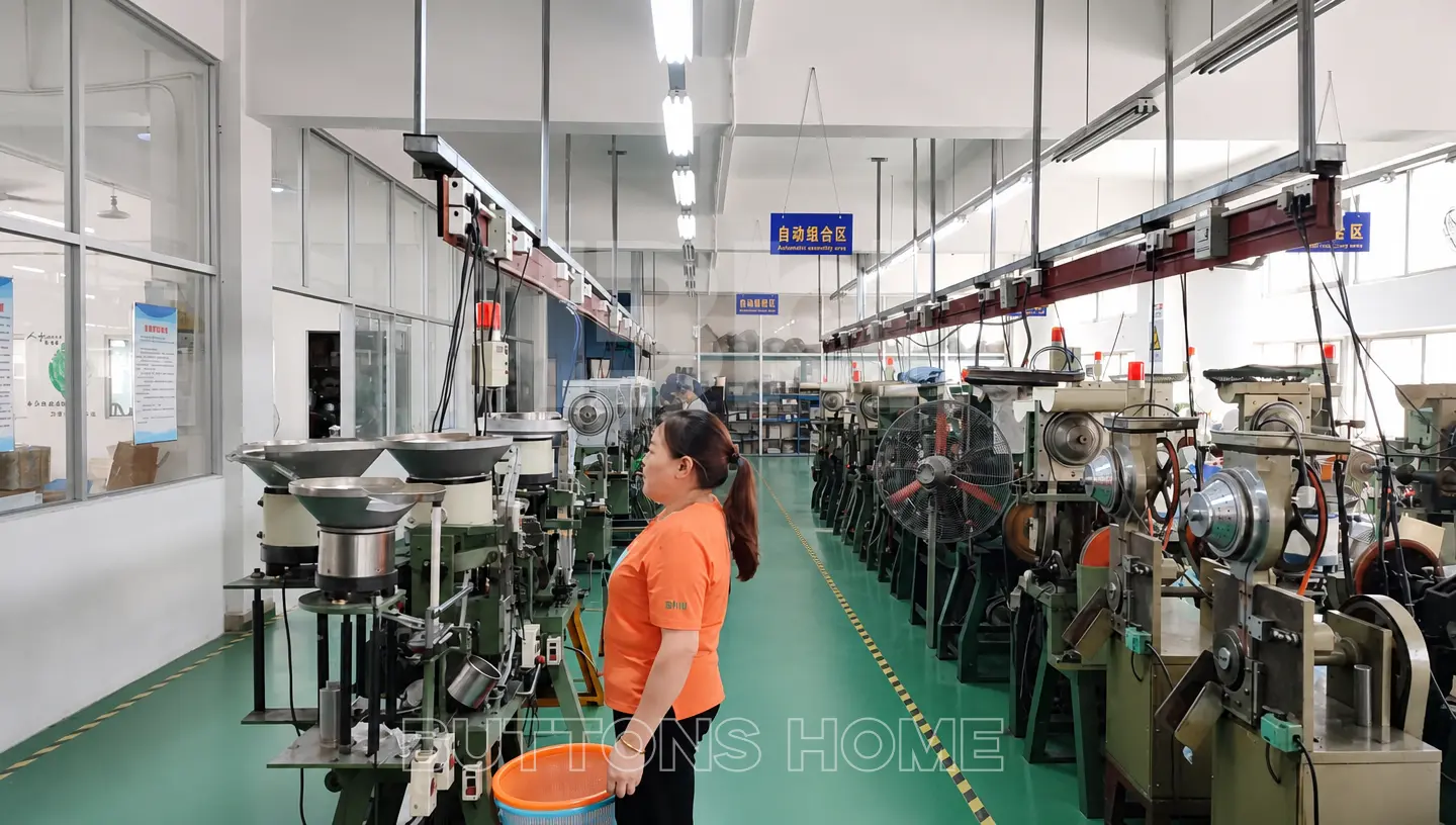 Um operador ao lado da linha de produção de botões