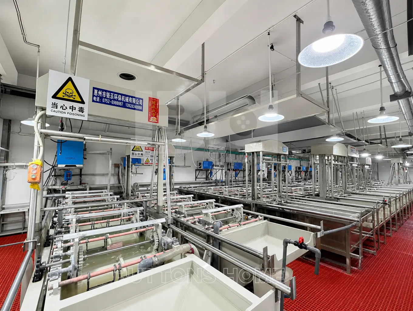 Tanques e equipamentos de tratamento na oficina de galvanoplastia